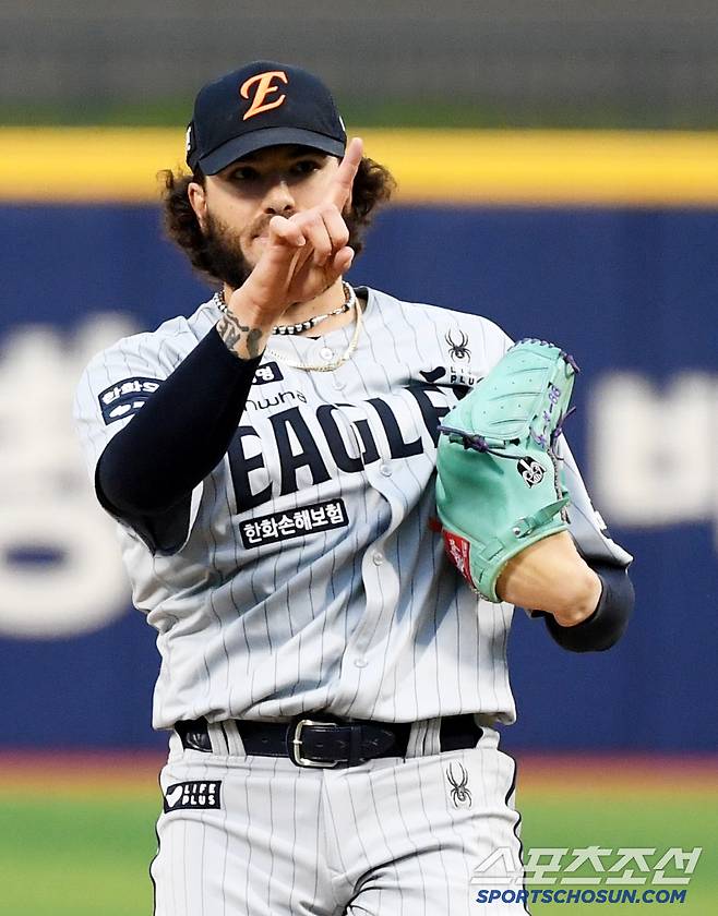 22일 울산 문수야구장에서 열린 NC 다이노스와 한화 이글스의 경기. 한화 폰세가 사인을 내고 있다. 울산=박재만 기자 pjm@sportschosun.com/2025.05.22/