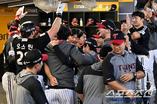 23일 인천SSG랜더스필드에서 열린 LG와 SSG의 경기, 8회초 LG 오스틴이 솔로홈런을 치고 기쁨을 나누고 있다. 인천=허상욱 기자wook@sportschosun.com/2025.05.23/