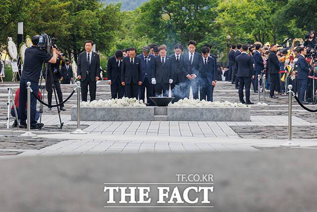 묵념하는 이재명 후보.