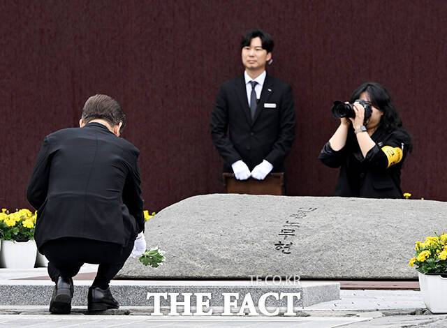 헌화하는 이재명 후보.