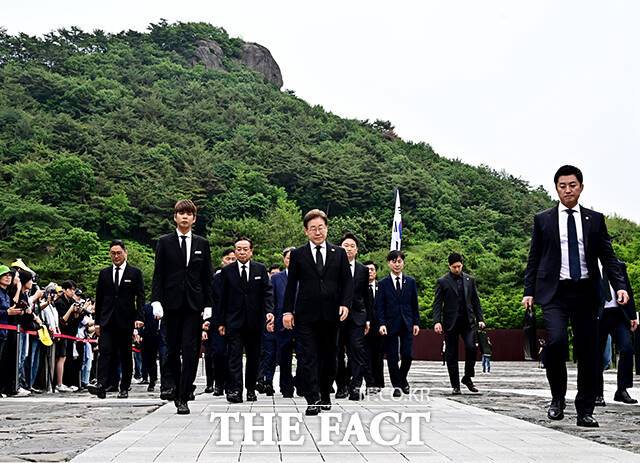 참배 마친 뒤 이동하는 이재명 후보.