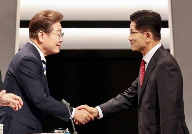 더불어민주당 이재명 대선후보와 국민의힘 김문수 대선후보가 23일 서울 영등포구 여의도 KBS 스튜디오에서 열린 제21대 대선 2차 후보자 토론회에 앞서 인사하고 있다. 연합뉴스