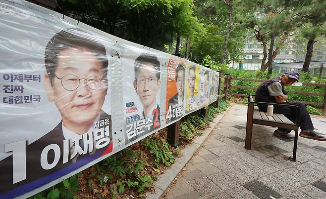 제21대 대선을 열하루 앞둔 23일 서울 마포구 공덕오거리 인근 인도에 대선 후보 벽보가 걸려 있다. 이날 한국갤럽이 지난 20∼22일 전국 만 18세 이상 유권자 1천2명을 대상으로 조사(95% 신뢰수준에 표본오차 ±3.1%포인트)한 결과에 따르면 더불어민주당 이재명 대선 후보가 45%, 국민의힘 김문수 후보가 36%, 개혁신당 이준석 후보가 10%의 지지율을 기록한 것으로 나타났다. 유권자 중 8%는 의견을 유보했다. /연합뉴스