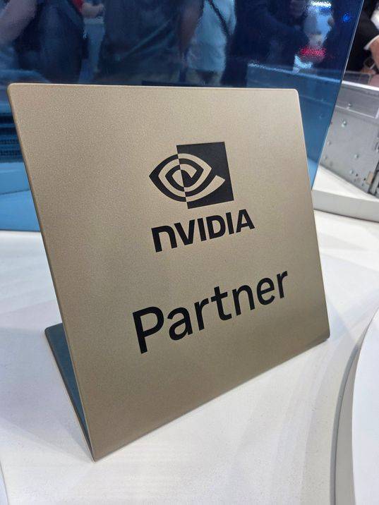컴퓨텍스 2025 전시장 부스에서 기업들이 내세운 '엔비디아 파트너' 표식.ⓒ임채현 기자