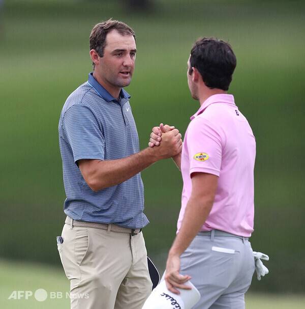 2025년 미국프로골프(PGA) 투어 찰스 슈왑 챌린지에 출전한 세계랭킹 1위 스코티 셰플러와 디펜딩 챔피언 데이비스 라일리가 1라운드에서 경기를 마친 모습이다. 사진제공=ⓒAFPBBNews = News1