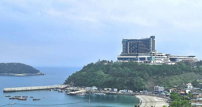 오는 7월4일 개장을 앞둔 ‘쏠비치 남해’ 리조트. 리조트 아래 모래사장이 경남 남해군 미조면 송정리 설리해수욕장이다. 최상원 기자