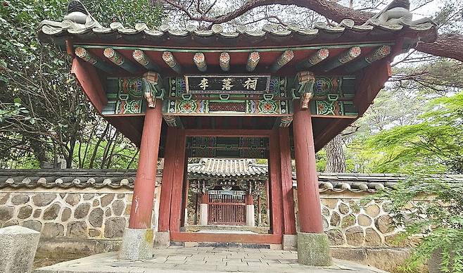 관음포에서 전사한 이순신 장군의 주검을 뭍으로 올려서 처음 눕힌 곳에 세운 사당인 이락사. 이순신 장군이 순국한 곳이라는 뜻으로 ‘이락사’라는 이름을 갖게 됐다.