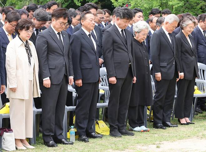 우원식 국회의장 부부(왼쪽부터), 차성수 노무현재단이사장, 노무현 전 대통령 아들 노건호씨, 권양숙 여사, 문재인 전 대통령 부부가 23일 경남 김해시 봉하마을에서 열린 고 노무현 전 대통령 16주기 추도식에서 묵념하고 있다. 공동취재사진