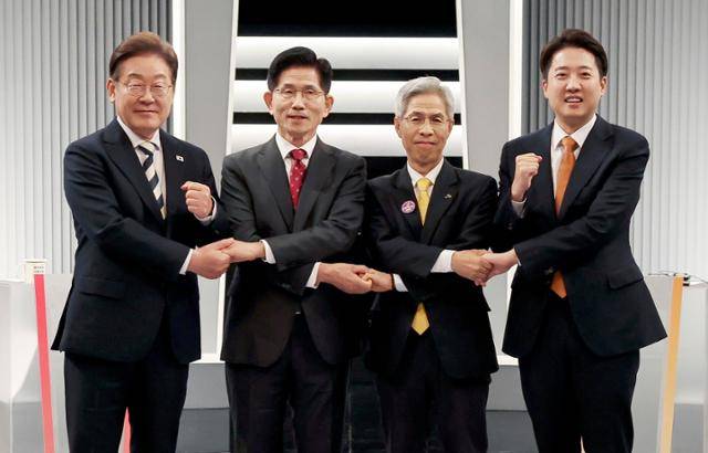 이재명 더불어민주당(왼쪽부터), 김문수 국민의힘, 이준석 개혁신당, 권영국 민주노동당 대통령 후보가 23일 서울 영등포구 KBS본관 스튜디오에서 중앙선거방송토론위원회 주관 제21대 대통령선거 2차 후보자 토론회 시작에 앞서 기념 촬영을 하고 있다. 뉴스1