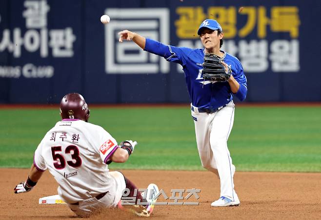 2025 KB0리그 프로야구 키움히어로즈와 삼성라이온즈의 경기가 22일 오후 서울 고척스카이돔에서 열렸다. 4회말 1사 1루 임병욱의 내야땅볼 때 유격수 이재현이 1루주자 최주환을 2루에서 포스아웃시키고 1루로 송구, 병살처리하고 있다. 고척=김민규 기자 mgkim1@edaily.co.kr /2025.05.22/