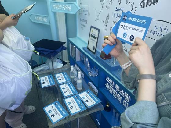 2025 올리브영 페스타에 찾은 관람객이 기초스킨케어 부스를 체험 중인 모습. 김세린 기자