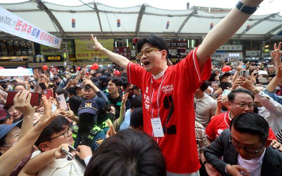 한동훈 국민의힘 전 대표가 21일 오후 대구 중구 서문시장을 찾아 김문수 국민의힘 대통령 후보 지원 유세를 하고 있다. 뉴스1