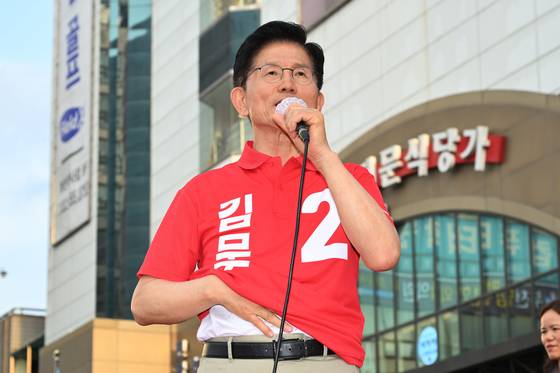 김문수 국민의힘 대선 후보가 22일 경기 부천시 부천역마루광장에서 열린 집중유세에서 시민들에게 지지를 호소하고 있다. 임현동 기자.