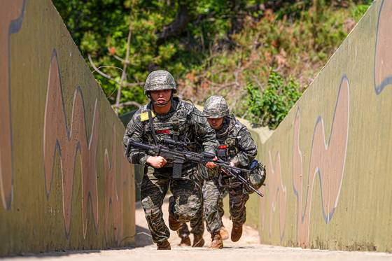 해병대 연평부대 장병들이 지난 22일 합동도서방어훈련에서 사거리전투를 위해 전투배치를 하고 있다. 연합뉴스