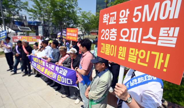 ▲ 춘천고 동문들과 학부모, 교직원 등은 22일 오후 춘천시청 앞에서 오피스텔 건립에 반대하는 ‘교육환경사수 총 궐기대회’를 열었다. 방도겸