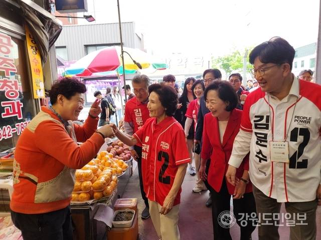 ▲ 김문수 대선 후보 배우자 설난영 여사는 23일 강릉 중앙시장을 찾아 상인들을 만나 기호 2번 지지를 호소했다. 이연제