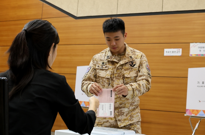 아크부대 장병이 투표를 하고 있다. 합참 제