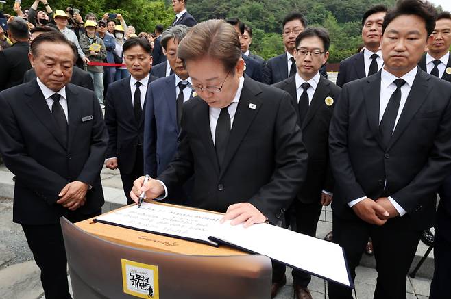 더불어민주당 이재명 더불어민주당 대선 후보가 고 노무현 전 대통령 16주기인 23일 경남 김해시 진영읍 봉하마을을 찾아 노 전 대통령의 묘역을 참배한 뒤 방명록에 '사람사는 세상의 꿈, 국민이 주인인 나라, 국민이 행복한 나라 진짜 대한민국으로 완성하겠습니다'라고 작성하고 있다.