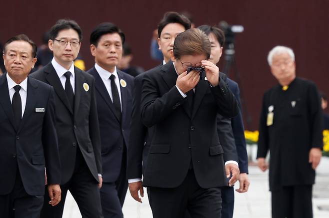 더불어민주당 이재명 대선 후보가 23일 경남 김해시 진영읍 봉하마을을 방문해 노무현 전 대통령 묘역 참배 및 헌화를 마친 뒤 눈물을 훔치고 있다.