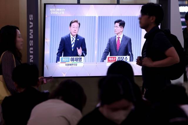 23일 서울역 대합실에서 제21대 대통령선거 2차 후보자 토론회가 생중계되고 있다. 연합뉴스