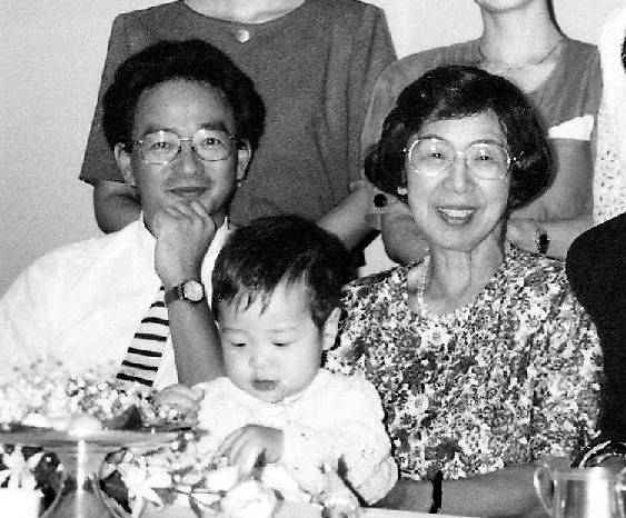 사이토 마사히코 씨(왼쪽)와 어머니 사이토 레이코 씨. 가운데는 손자 도모히코.