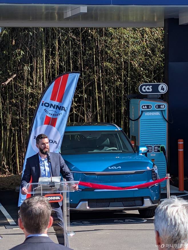 세스 커틀러 아이오나 최고경영자(CEO)가 지난 2월4일(현지시간) 미국 노스캐롤라이나 주 아이오나 본사에서 열린 '아이오나 초고속 충전 서비스 출시 행사'에서 발언하고 있다. /사진제공=아이오나