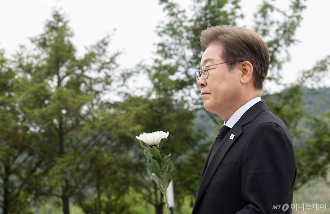 (김해=뉴스1) 이재명 기자 = 이재명 더불어민주당 대통령 후보가 고 노무현 전 대통령 16주기인 23일 오전 경남 김해시 봉하마을 노 전 대통령 묘역을 찾아 참배하고 있다. 2025.5.23/뉴스1 Copyright (C) 뉴스1. All rights reserved. 무단 전재 및 재배포, AI학습 이용 금지. /사진=(김해=뉴스1) 이재명 기자