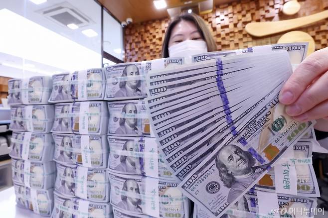 지난달 25일 서울 중구 하나은행 위변조대응센터에서 직원이 100달러 지폐를 살펴보고 있다./사진=뉴스1