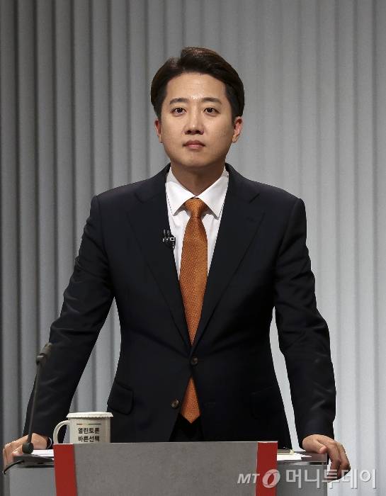 이준석 개혁신당 대선후보가 23일 서울 영등포구 KBS본관 스튜디오에서 열린 중앙선거방송토론위원회 주관 제21대 대통령선거 2차 후보자 토론회 준비를 하고 있다. 2025.05.23. /사진=뉴시스 /사진=