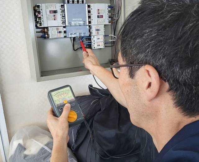 서울 동대문구에서 패션봉제업체 전기 안전점검을 하는 모습. 동대문구청 제공