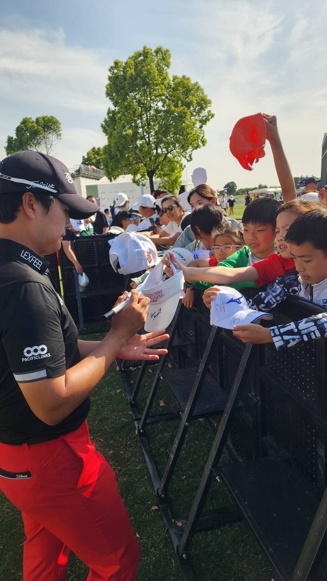 DP월드투어 대회 중 현지 팬에게 사인하는 김민규. 본인 제공