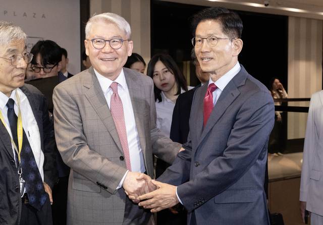 종교계 만남 김문수(오른쪽) 국민의힘 대통령 선거 후보가 23일 오전 서울 중구 더플라자호텔에서 열린 조찬기도회에 참석해 한기채 목사와 악수하고 있다. 박윤슬 기자