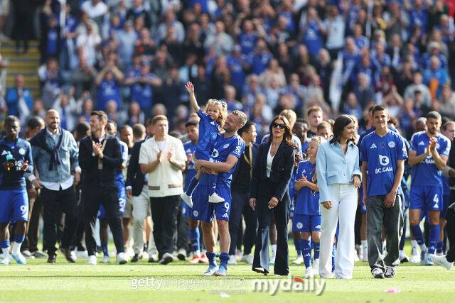 13년간 레스터시티에서 뛰었던 제이미 바디가 가족들과 그라운드를 돌면서 홈 팬들에게 작별 인사를 하고 있다. /게티이미지코리아