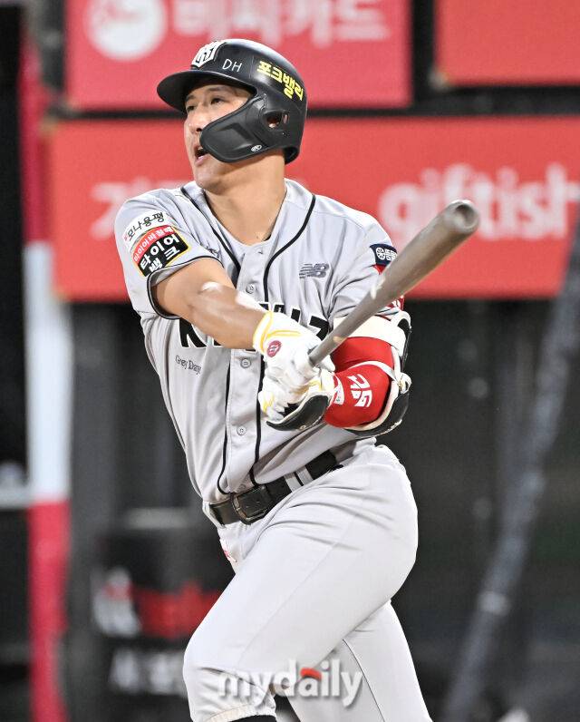 20일 오후 경기도 수원시 조원동 수원kt위즈파크에서 진행된 '2025 프로야구 KBO리그' kt위즈와 KIA타이거즈의 경기. kt 황재균이 5회말 선두타자로 나서 안타를 치고 있다./수원=송일섭 기자 andlyu@mydaily.co.kr