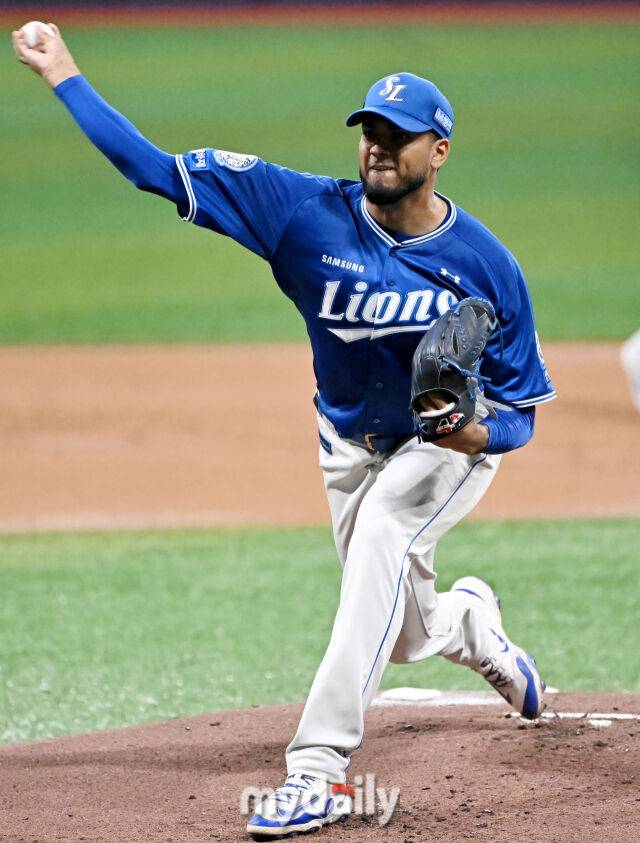 22일 오후 서울 고척돔 고척스카이돔에서 진행된 '2025 프로야구 KBO리그' 키움히어로즈와 삼성라이온즈의 경기. 삼성 레예스가 선발등판해 역투하고 있다./마이데일리