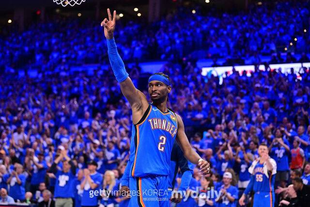 오클라호마시티의 샤이 길저스-알렉산더가 득점 후 세리머니하고 있다. /게티이미지코리아