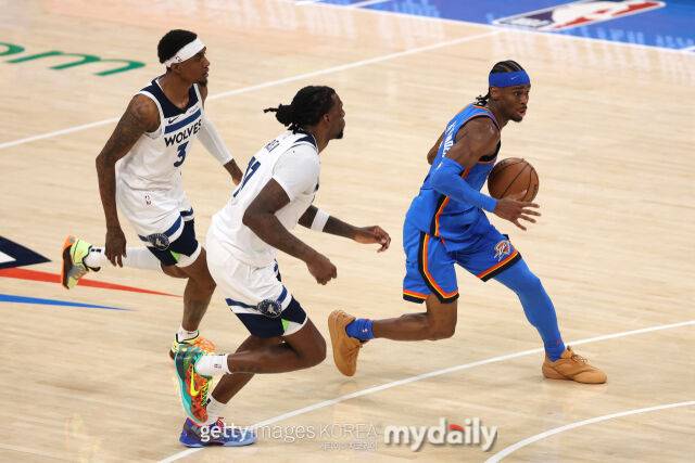 SGA가 23일 미네소타와 경기에서 드라이브 인을 시도하고 있다. /게티이미지코리아