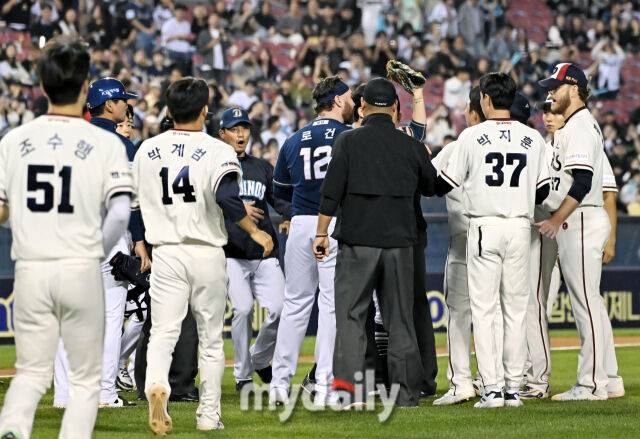 23일 오후 서울 잠실야구장에서 진행된 '2025 프로야구 KBO리그' 두산베어스와 NC다이노스의 경기. 양팀 선수들이 6회초 2사 상황에서 벤치클리어링을 벌이고 있다./잠실 = 송일섭 기자