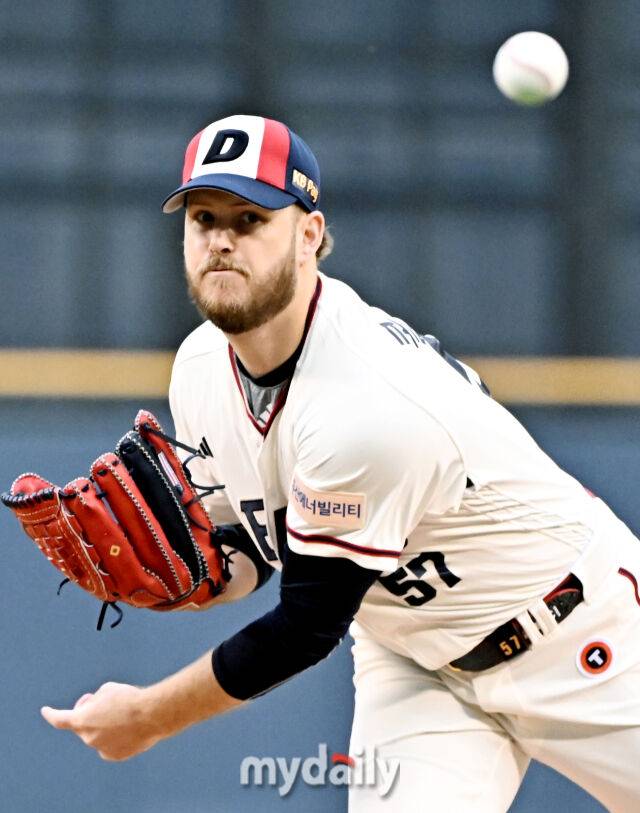 23일 오후 서울 잠실야구장에서 진행된 '2025 프로야구 KBO리그' 두산베어스와 NC다이노스의 경기. 두산 콜 어빈이 선발등판해 역투하고 있다./잠실 = 송일섭 기자