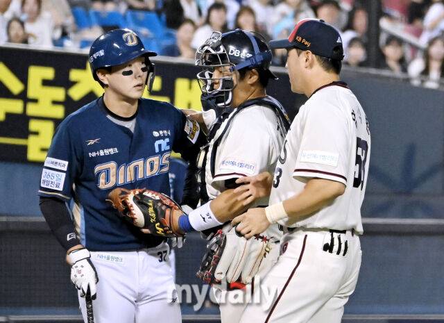 23일 오후 서울 잠실야구장에서 진행된 '2025 프로야구 KBO리그' 두산베어스와 NC다이노스의 경기. NC 박건우가 6회초 2사에서 콜어빈의 머리쪽 위협구에 흥분하고 있다./잠실 = 송일섭 기자