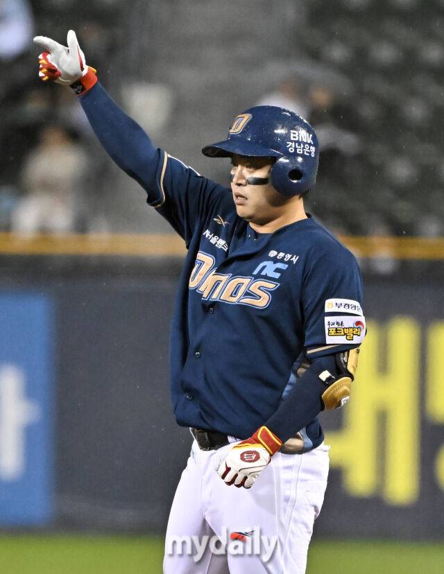 23일 오후 서울 잠실야구장에서 진행된 '2025 프로야구 KBO리그' 두산베어스와 NC다이노스의 경기. NC 권희동이 8회초 2사 1,3루서 1타점 동점 적시타를 터뜨린 뒤 환호하고 있다./잠실 = 송일섭 기자