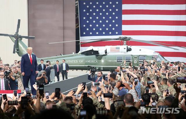【평택=뉴시스】이영환 기자 = 도널드 트럼프(Donald Trump) 미국 대통령이 30일 오후 경기 평택시 주한미군 오산 공군기지에 도착해 단상으로 향하고 있다. 2019.06.30. 20hwan@newsis.com