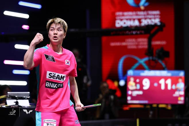 안재현이 23일 오전(한국 시각) 카타르 도하의 루사일 스포츠아레나에서 열린 2025 국제탁구연맹(ITTF) 세계선수권대회(개인전) 남자 단식 16강전에서 승리한 뒤 주먹을 불끈 쥐고 있다. ITTF