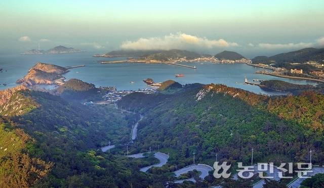 상라산 정상에서 바라본 예리항 전경. 산 아래로 서쪽 바다와 열두굽이 도로가 보인다. 신안=김도웅 프리랜서 기자