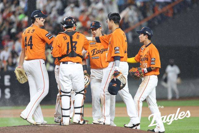 한화 선수들이 23일 대전 롯데전 승리 후 기뻐하고 있다. /한화 이글스 제공