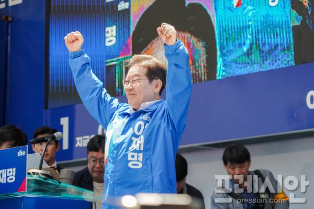 ▲14일 부산 서면에서 열린 집중 유세에서 양 팔을 들어보이고 있는 이재명 더불어민주당 대선 후보.ⓒ프레시안(강지원)