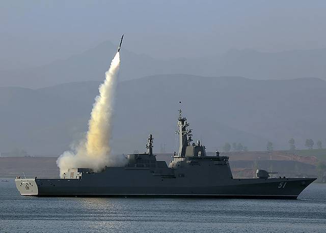 ▲ 4월 30일 북한 당 기관지 <로동신문>은 미사일총국과 국방과학원, 탐지전자전총국이 구축함 '최현'호에 탑재된 순항미사일의 시험 발사를 포함해 무장 체계들의 성능 및 전투 적용성 시험을 28일과 29일 실시했다고 보도했다. 김정은 북한 국무위원장이 현지에서 이를 참관하기도 했다. ⓒ로동신문=뉴스1