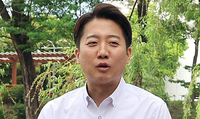 이준석 개혁신당 대선 후보가 22일 '학식먹자 이준석' 캠페인이 열린 인천 미추홀구 인하대학교에서 취재진과 인터뷰를 하고 있다.인천=뉴시스