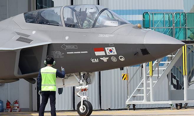 한국형 전투기 KF-21 시제 4호기가 경남 사천 한국항공우주산업(KAI) 본사 격납고에서 나와 이동하고 있다. 세계일보 자료사진