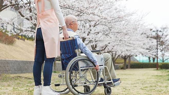 노인 돌봄. 게티이미지뱅크